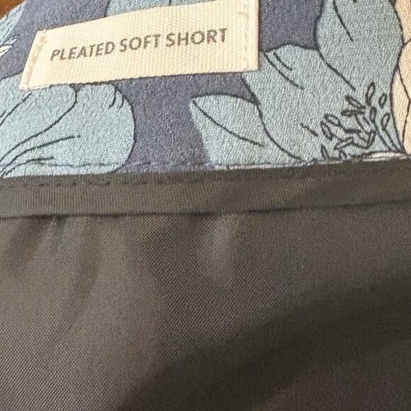 Loft Outlet Blue‎ Floral Pleated Soft Shorts Size 8 - Picture 6 of 8
